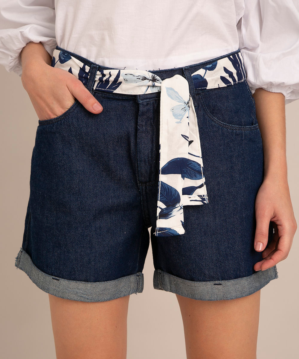 short jeans cintura média barra dobrada com faixa para amarrar azul escuro