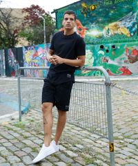 Camiseta-Masculina-Alongada-Kings-Sneakers-Manga-Curta-Gola-Careca-Preta-9285483-Preto_2