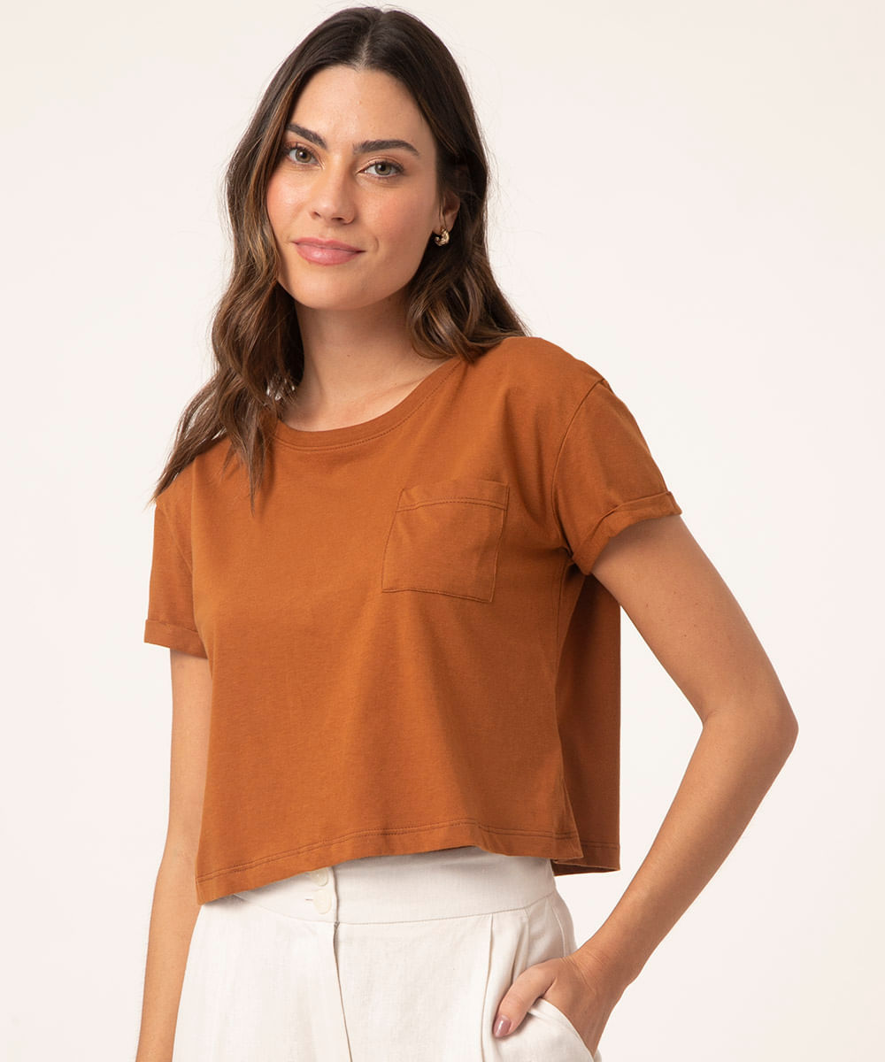 blusa básica cropped com bolso manga curta marrom