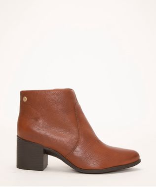 bota cano curto salto medio na cor caramelo