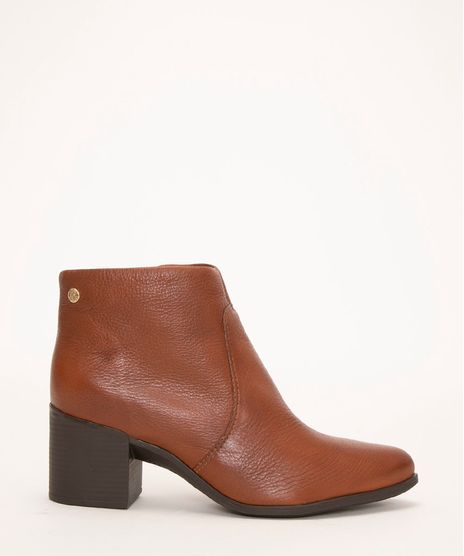 bota cano curto salto medio na cor caramelo