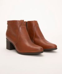 detalhes do bico da bota cano curto salto medio na cor caramelo