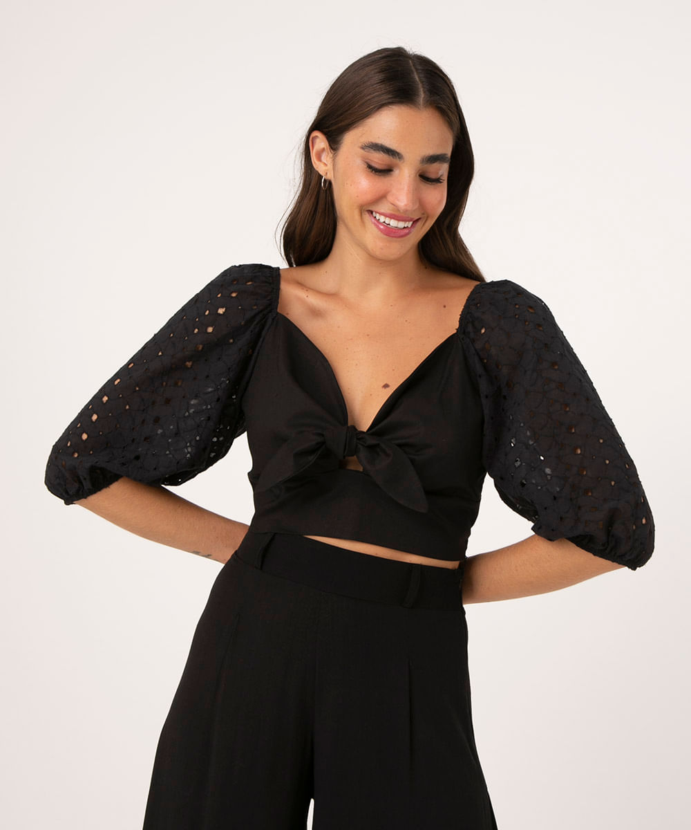 Blusa Cropped com Nó Manga Bufante de Laise Decote Princesa Preta