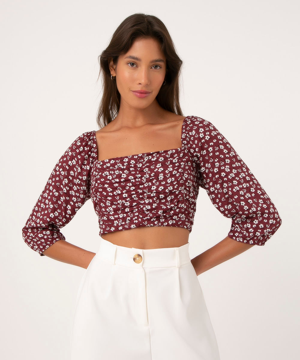 blusa cropped de viscose floral com franzido vinho