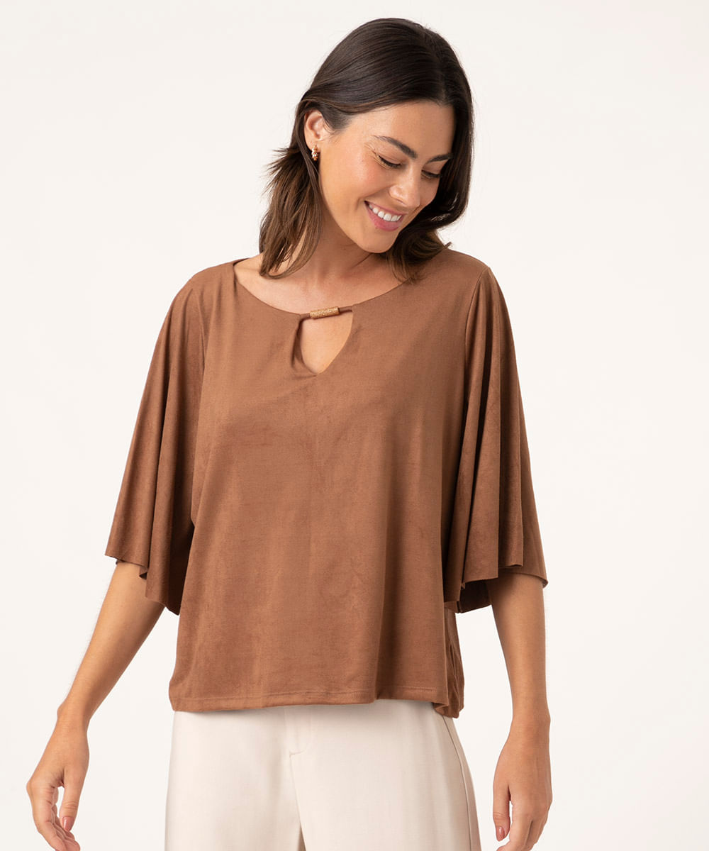 Blusa de Suede Manga Curta Ampla com Aviamento no Decote Caramelo