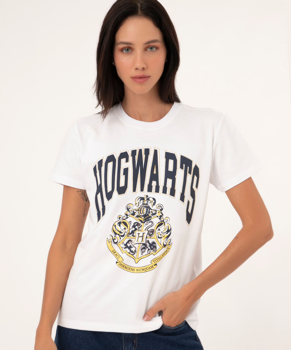 camiseta moletinho manga curta hogwarts off white