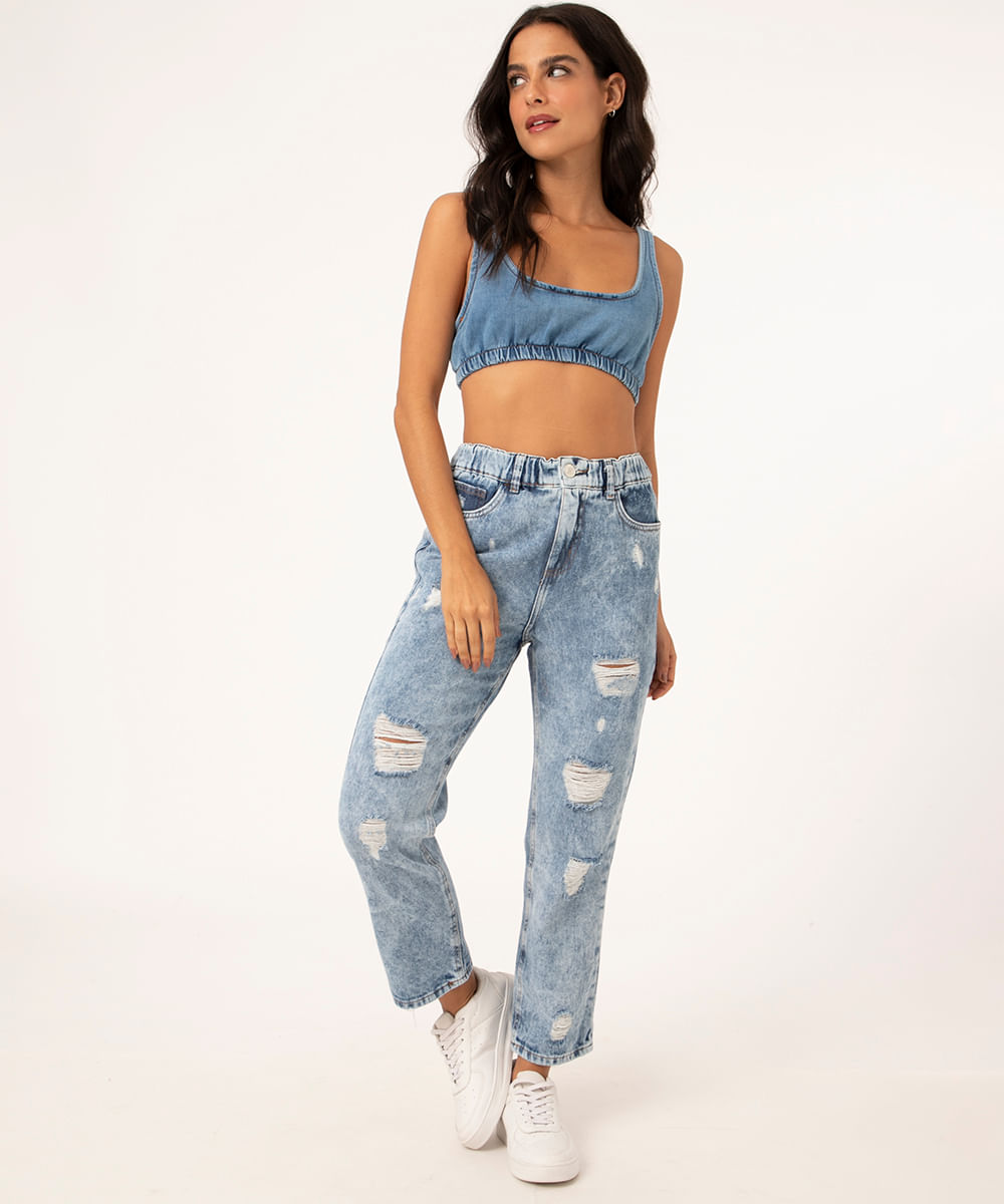 calça mom jeans cropped destroyed com elástico azul claro