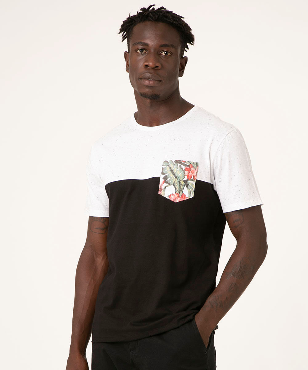 Camiseta Masculina com Recorte e Bolso Estampado de Folhagens Manga Curta Gola Careca Off White