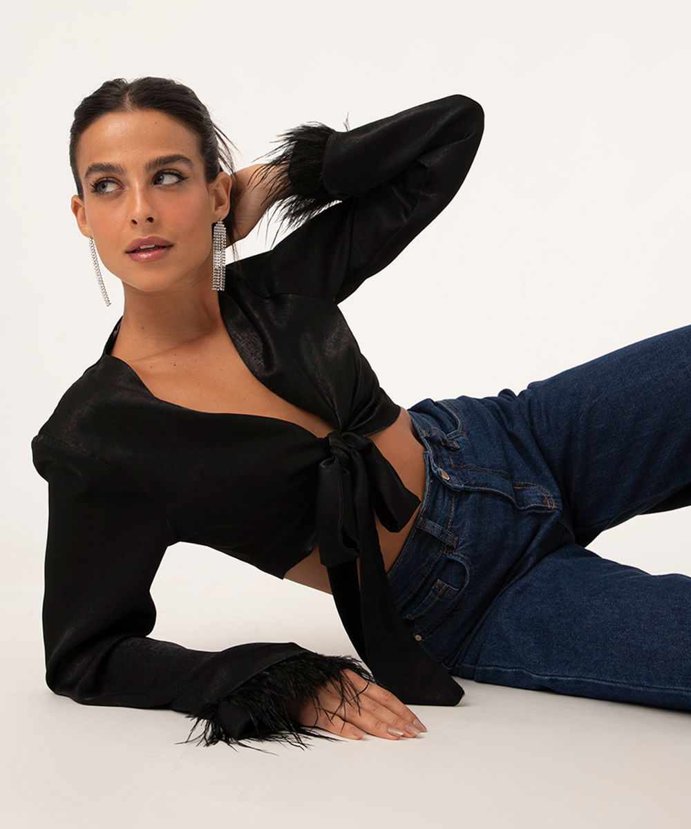 blusa cropped de cetim com plumas e amarração preta