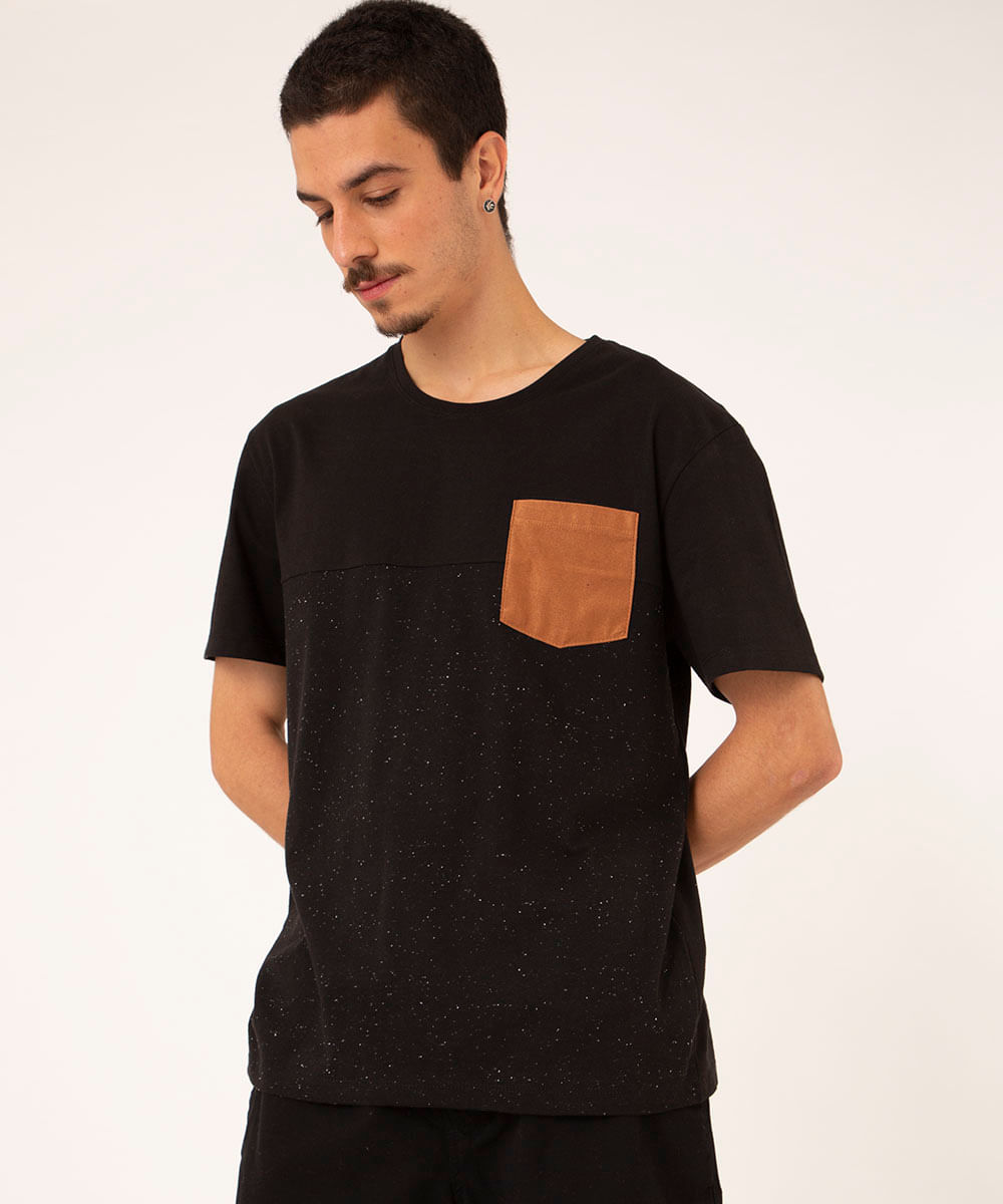 Camiseta Masculina com Recorte e Bolso Manga Curta Gola Careca Preta