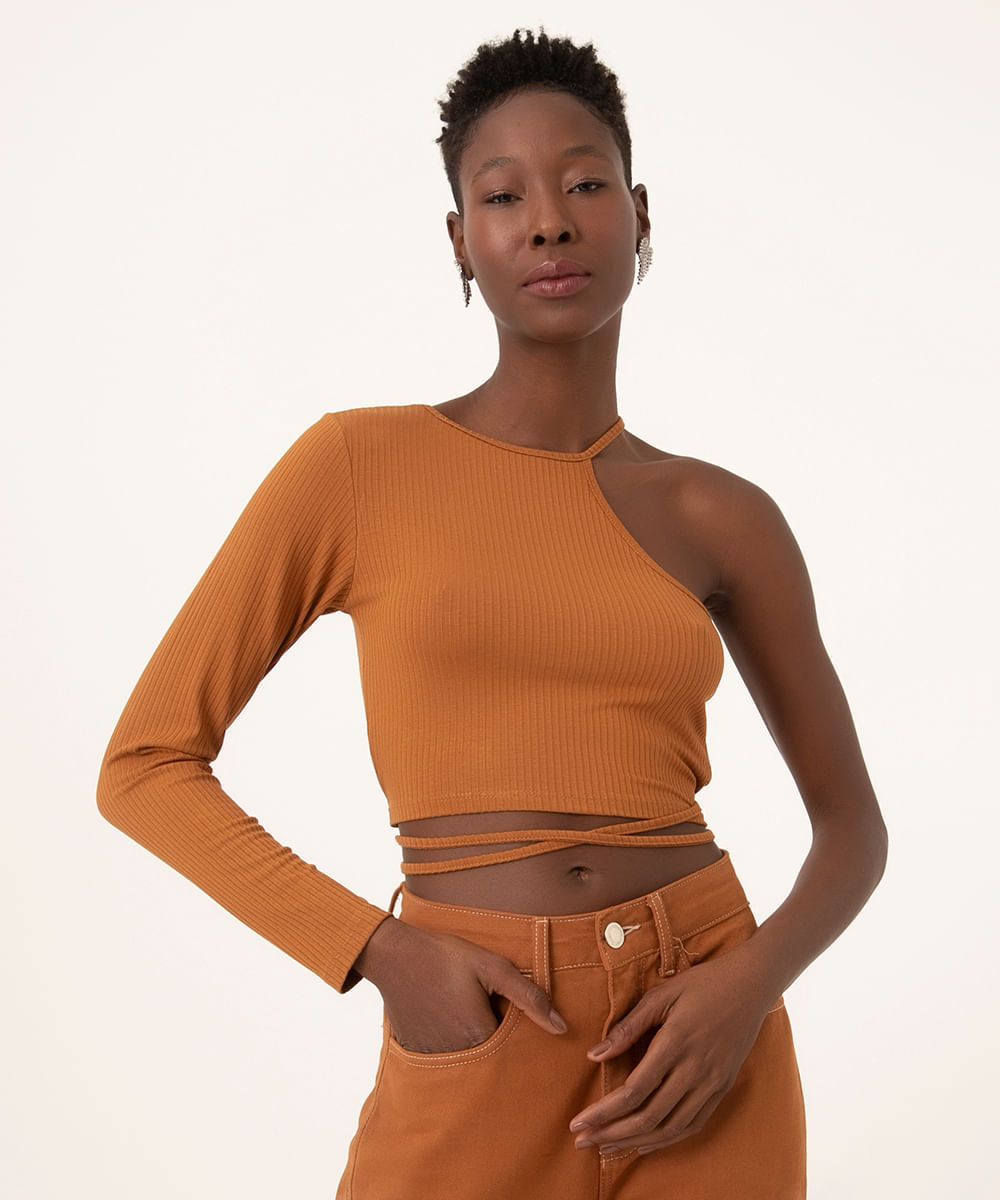 blusa cropped assimétrica com amarração caramelo