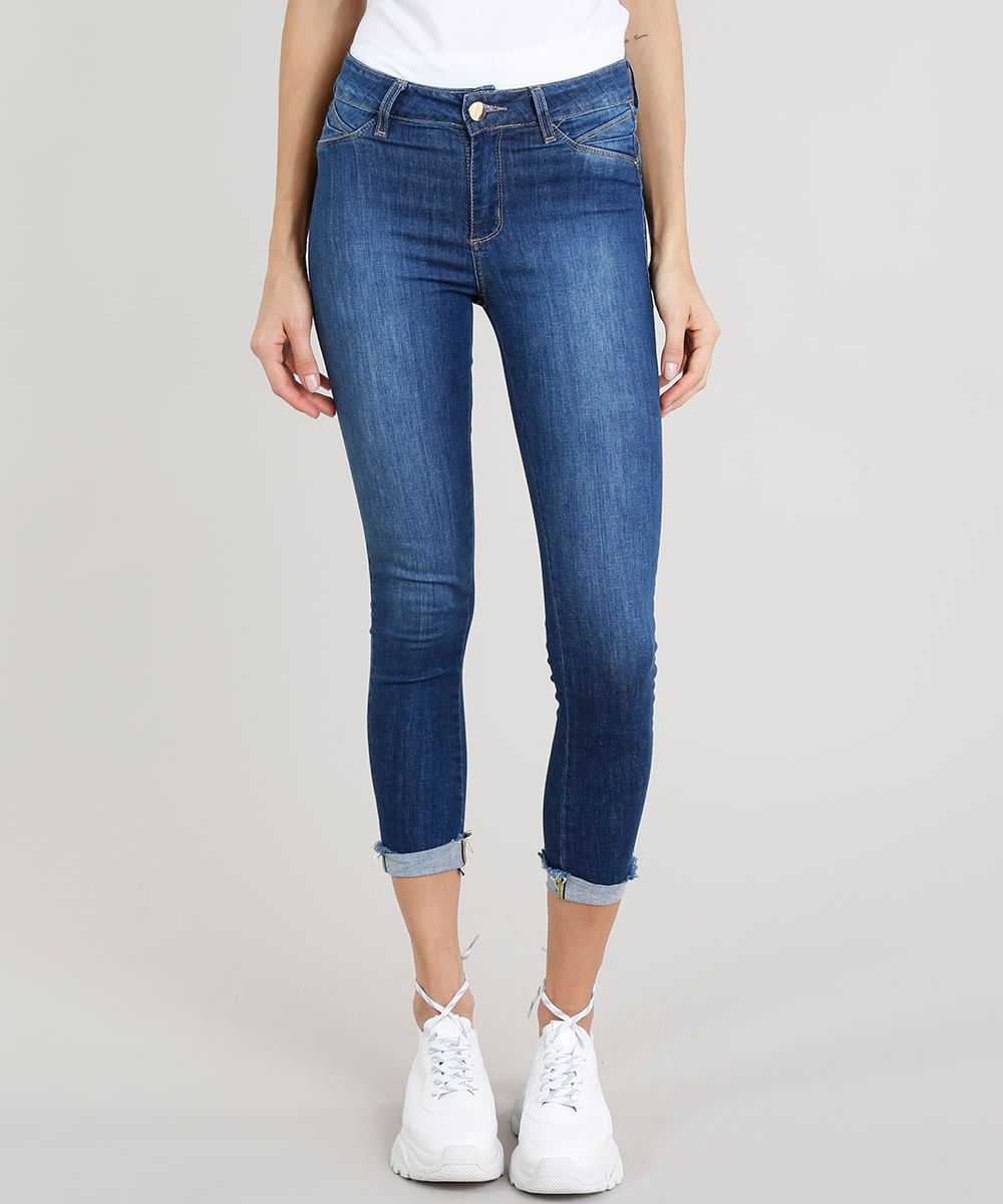 calça jeans feminina com a barra dobrada