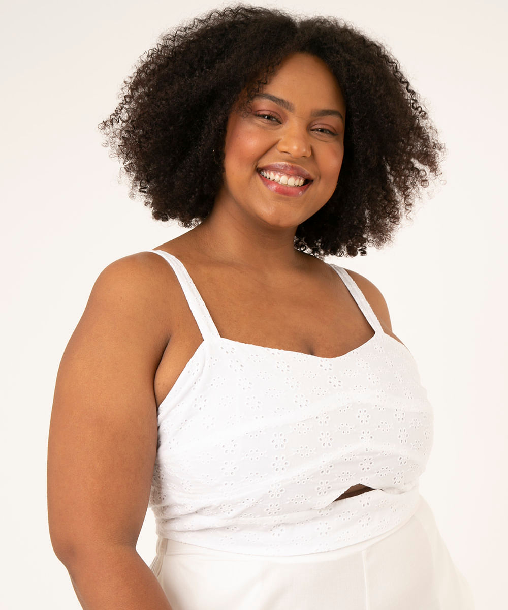 regata plus size cropped de laise cut out alça fina decote coração off white