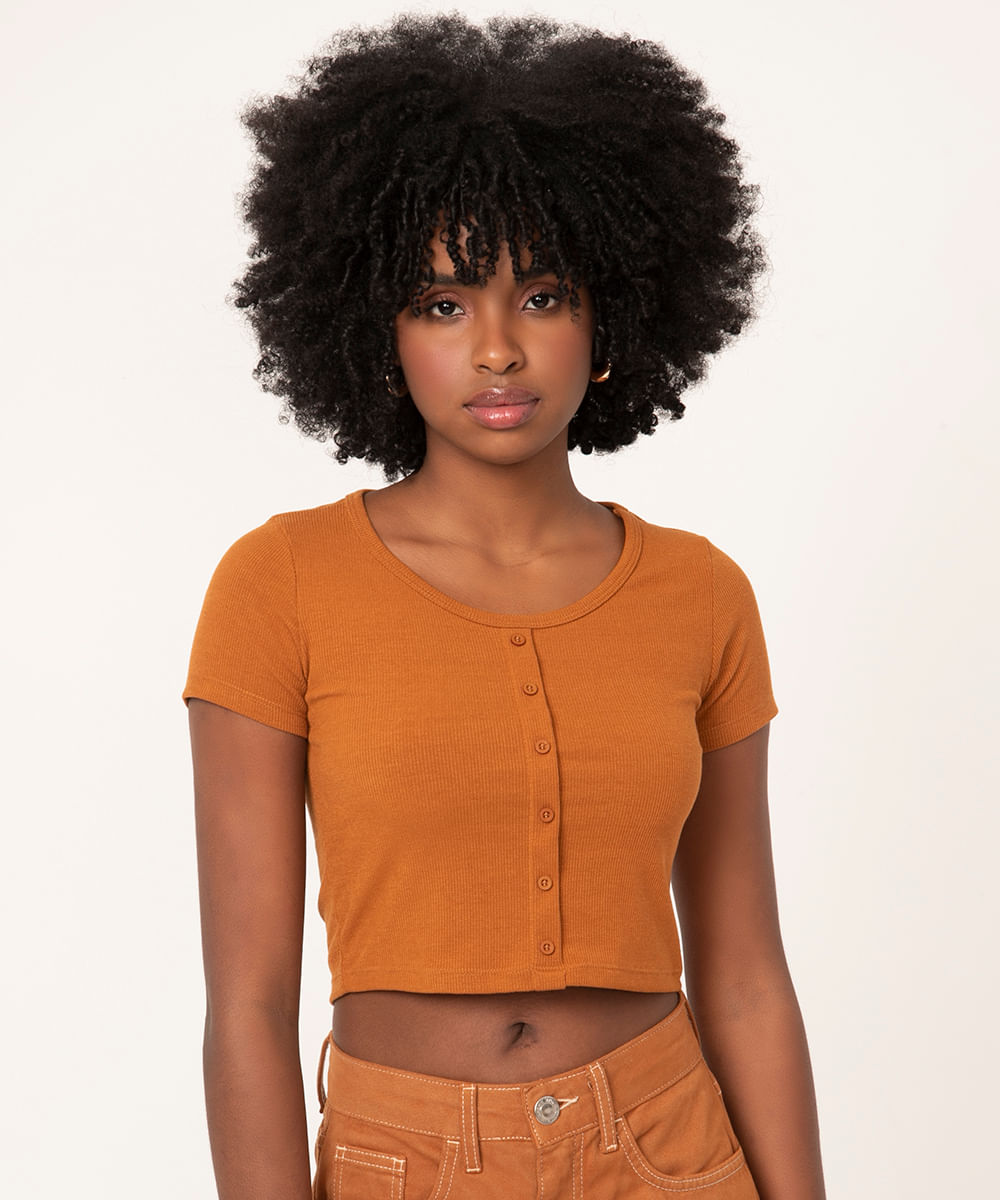 blusa básica cropped canelada com botões marrom médio