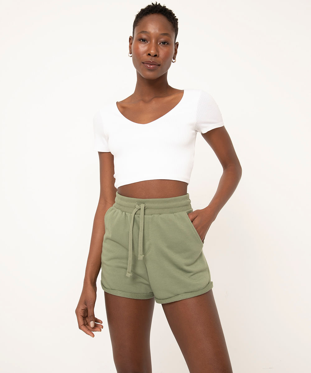 short básico com bolsos verde musgo