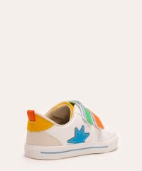 lateral do tenis infantil branco com estrela azul