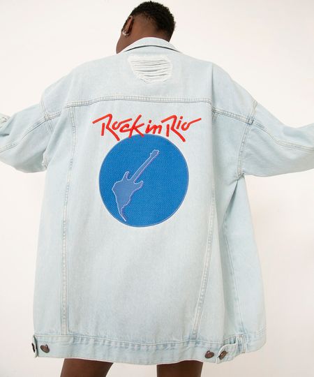 jaqueta jeans trucker com bordado rock in rio azul claro jaqueta jeans trucker com bordado rock in rio azul claro