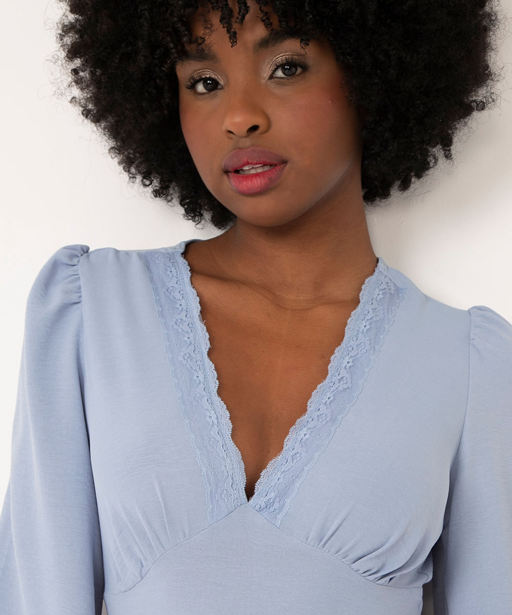 blusa cropped manga bufante decote v com renda azul claro