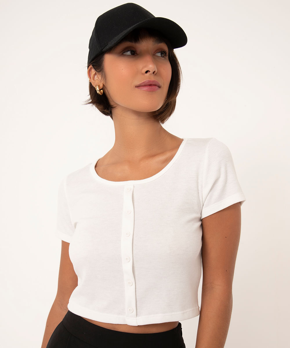 Blusa Feminina Manga Curta Cropped Básica Canelada com Botões Decote Redondo Off White