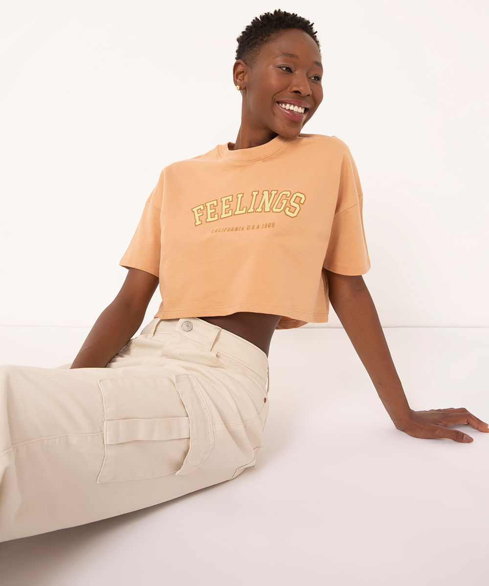 camiseta cropped "feelings" manga curta decote redondo bege