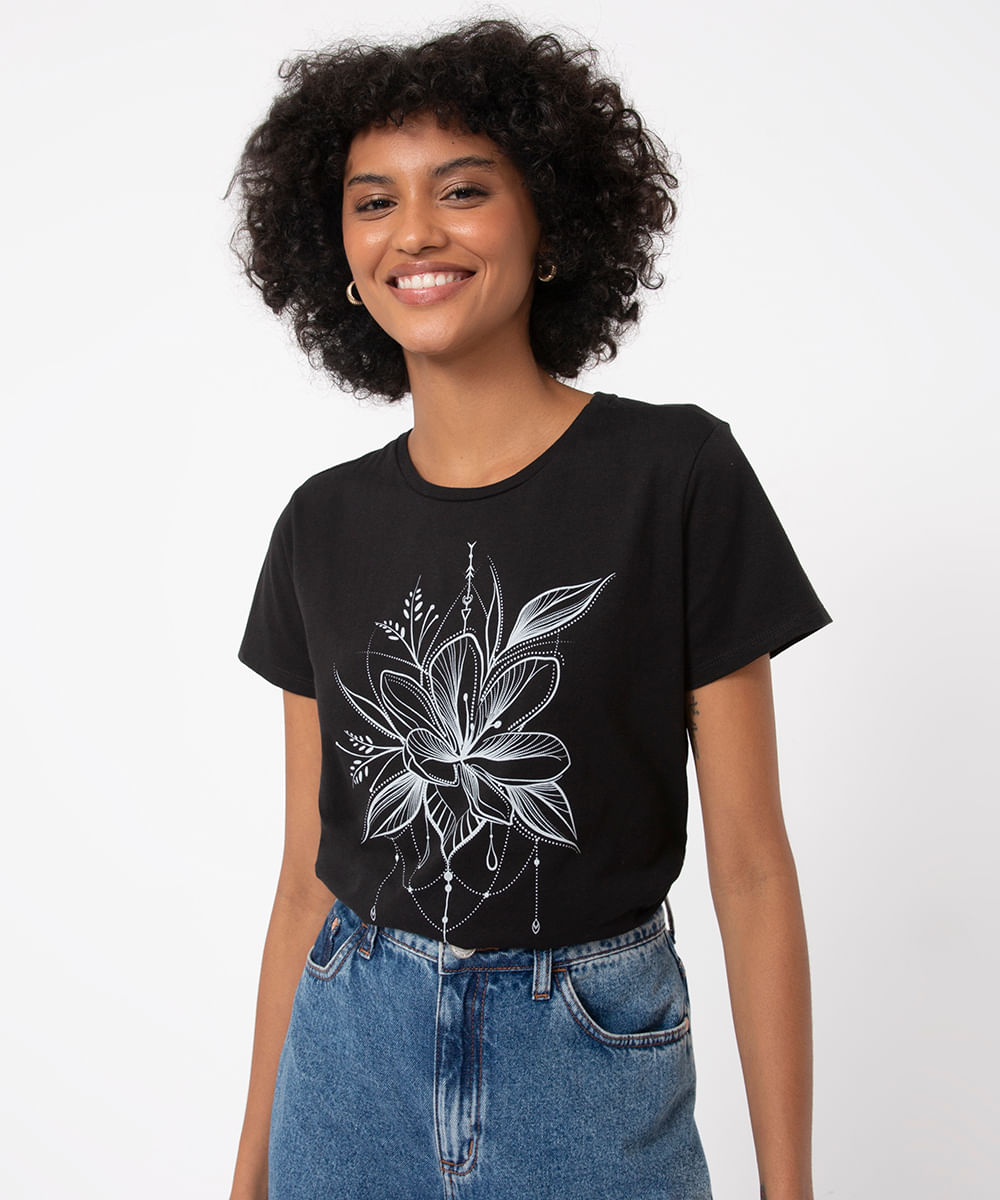 camiseta manga curta flor preta