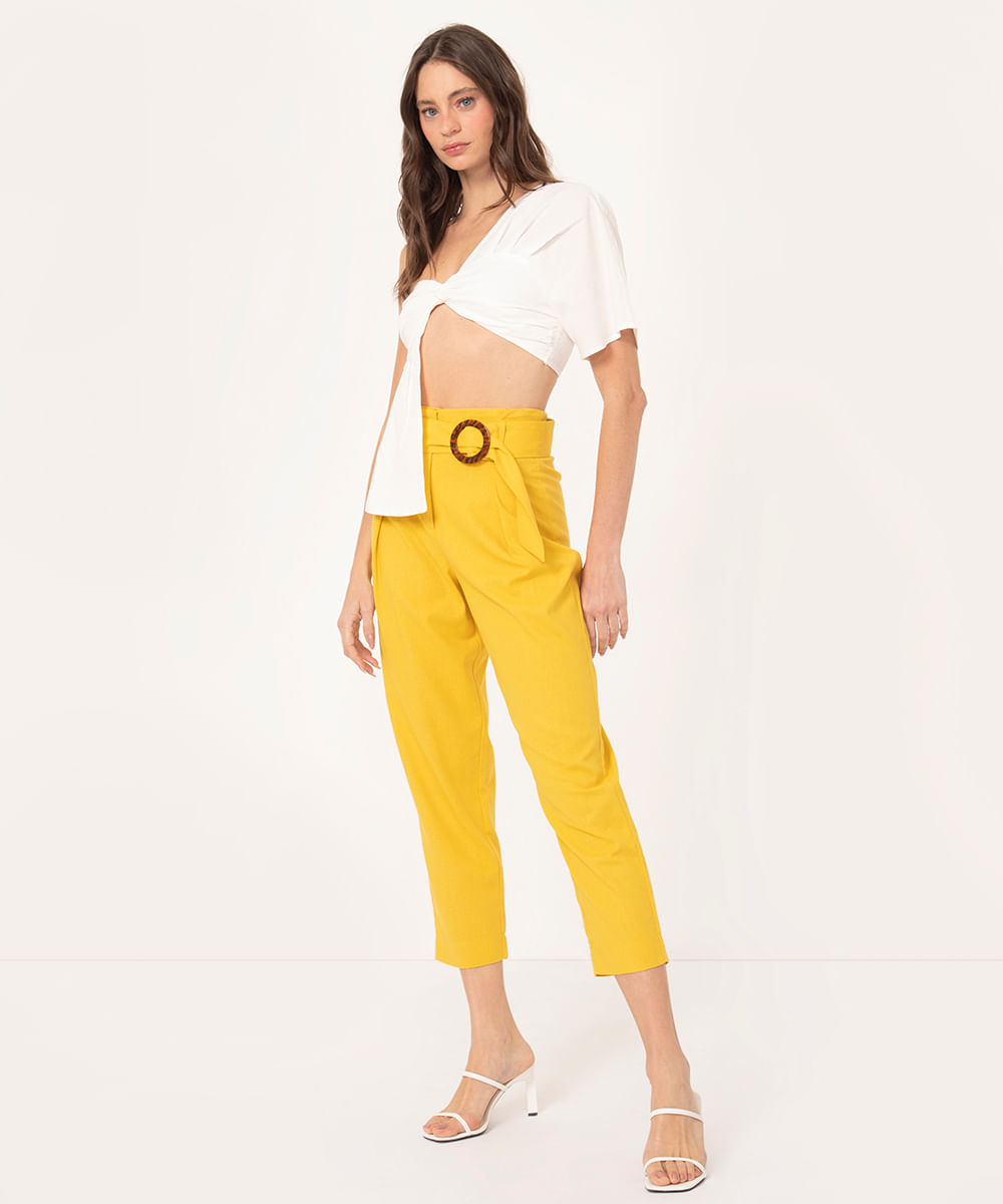 calça cenoura com cinto amarelo