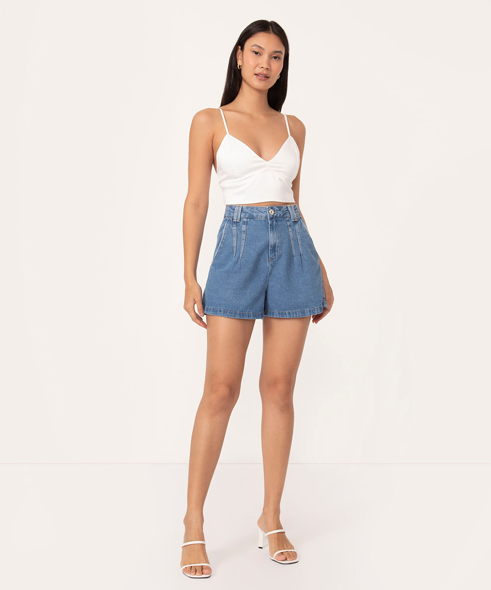 short jeans cintura super alta com pregas azul médio