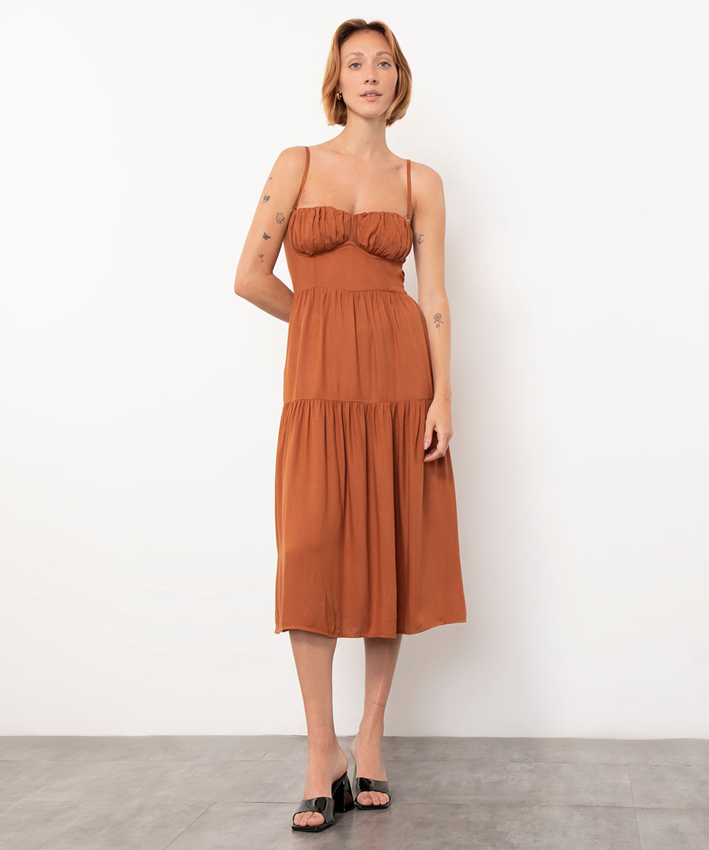 vestido midi de viscose drapeado com bolso mindset marrom escuro