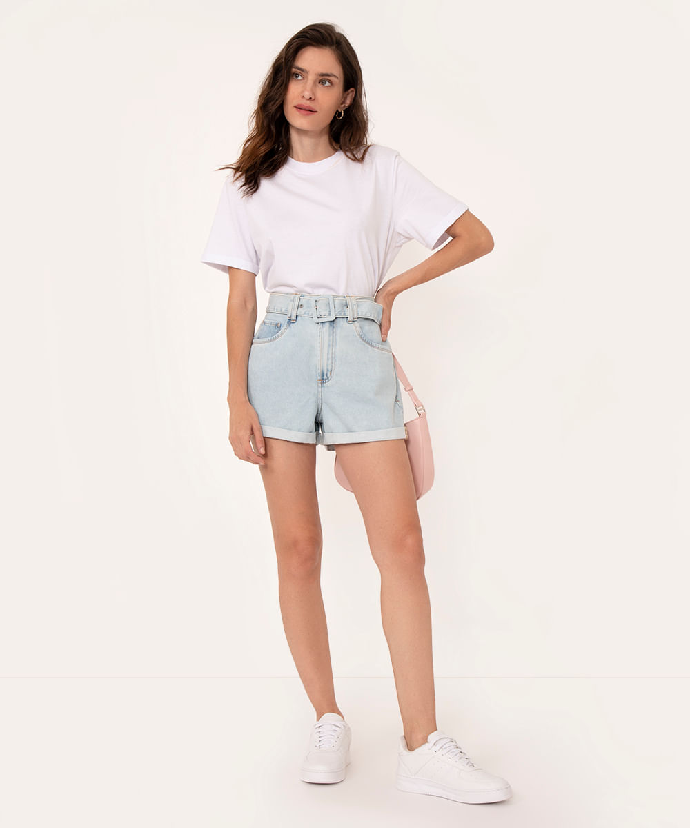 short jeans mom cintura super alta com cinto azul claro