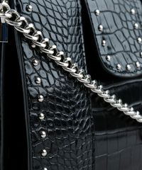 Bolsa-Feminina-Transversal-Texturizada-com-Tachas-e-Corrente-Preta-9250195-Preto_5
