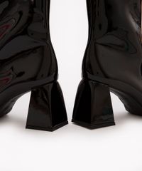 detalhes do salto bloco da bota cano curto em verniz vinil