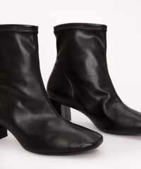 detalhes da bota cano curto salto bloco na cor preta