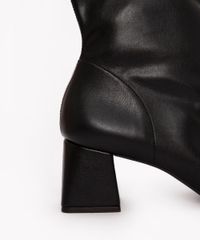 detalhe do salto da bota cano curto salto bloco na cor preta