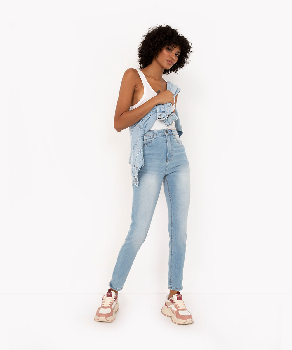 calça jeans skinny cintura super alta com fenda azul claro