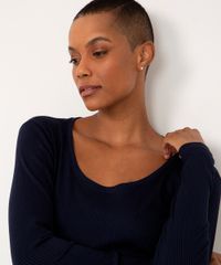 Blusa Básica Canelada Manga Longa Azul Marinho detalhe do decote