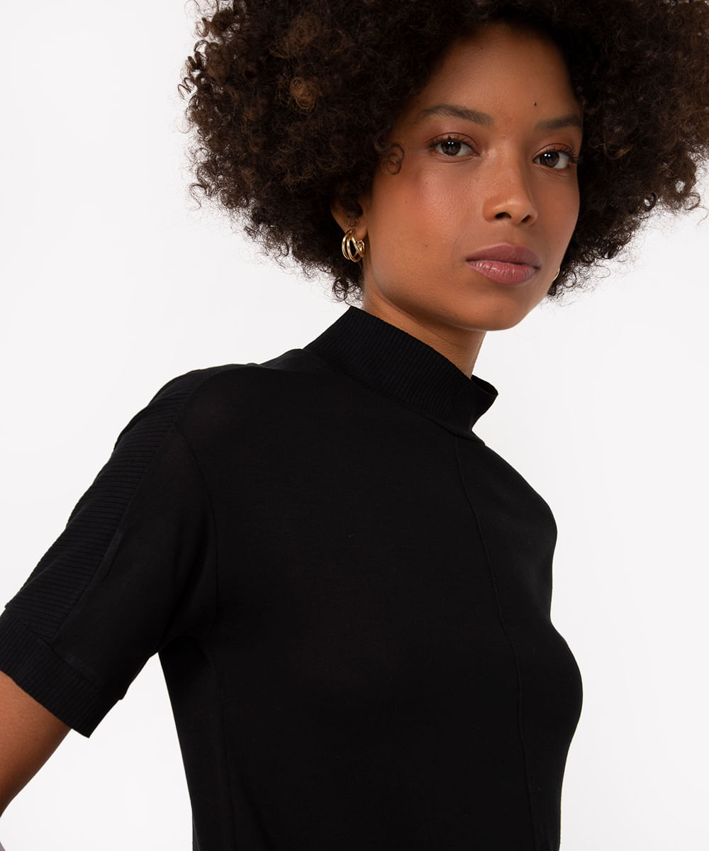 blusa de viscose gola alta manga curta canelada preto