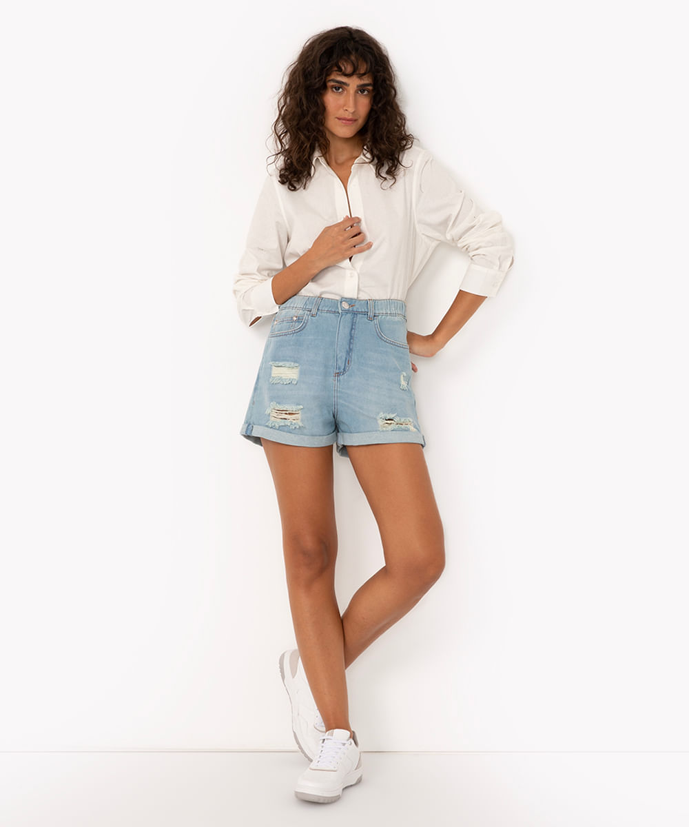 short jeans mom cintura super alta com rasgos azul médio