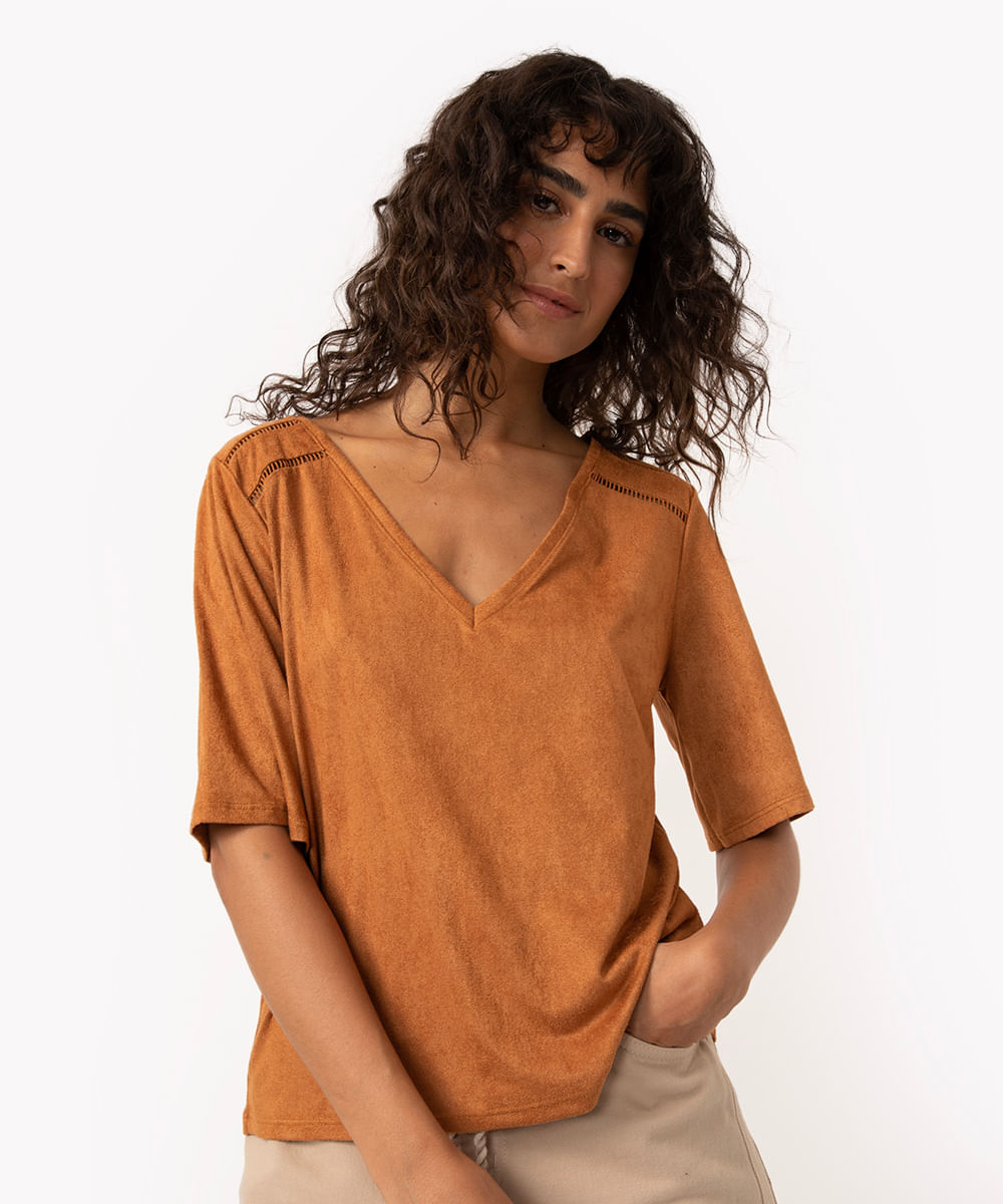 blusa de suede decote v manga curta bege