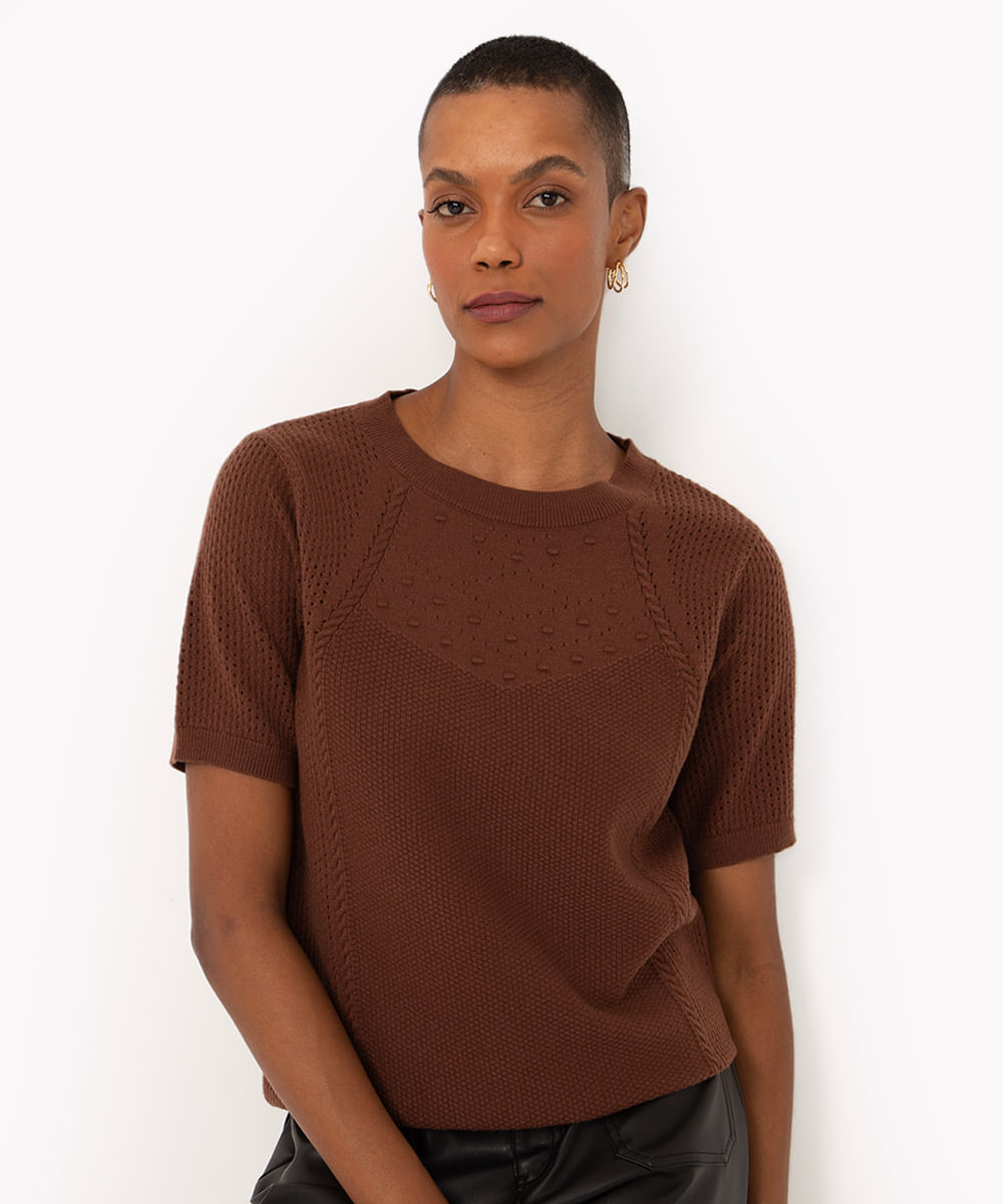 blusa de tricô texturizada manga curta marrom