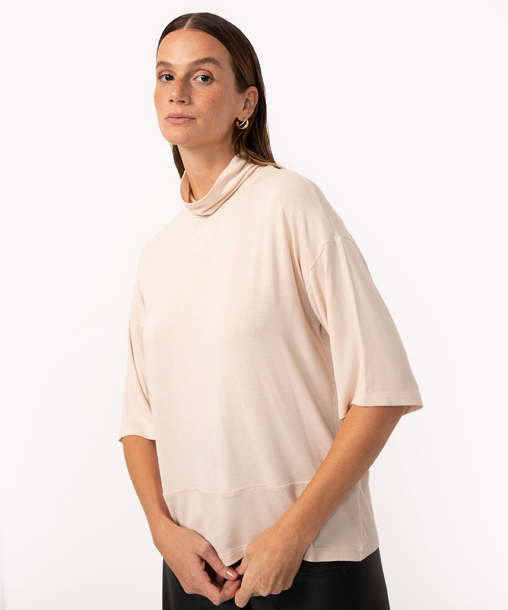 blusa de viscose ampla gola alta manga curta bege claro