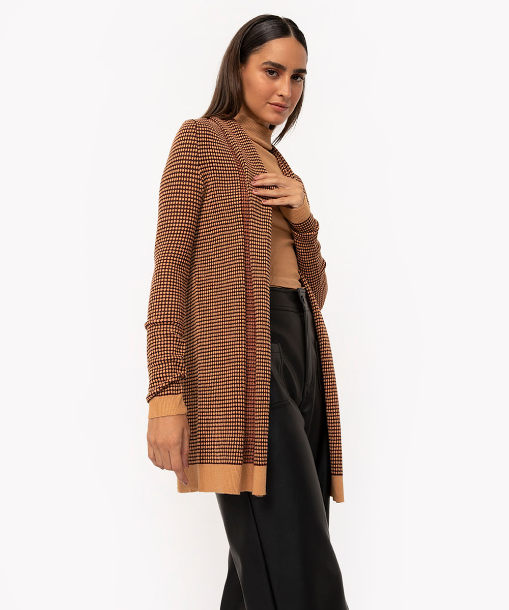 cardigan longo de tricô caramelo