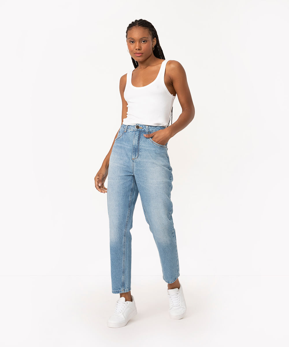 calça jeans mom cintura super alta com bolsos azul médio