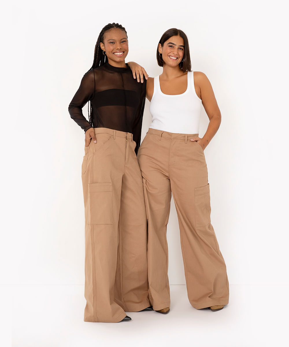 calça de sarja pantalona cintura alta com bolsos bege claro