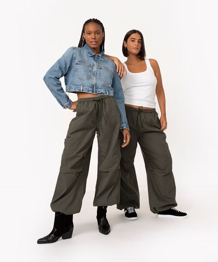 calça parachute de sarja cintura média com bolsos verde escuro PP