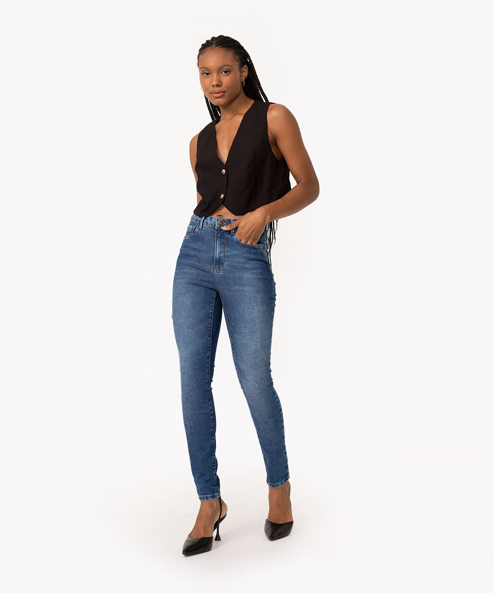 calça jeans super skinny pull up cintura média com bolsos azul médio