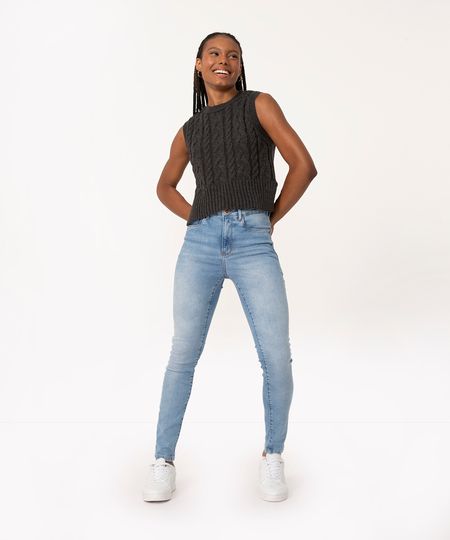 calça jeans skinny cintura média com bolsos azul claro 34