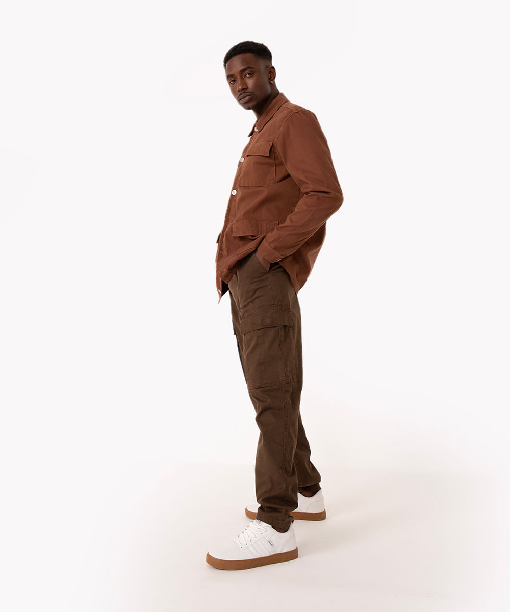 calça de sarja cargo wide leg marrom