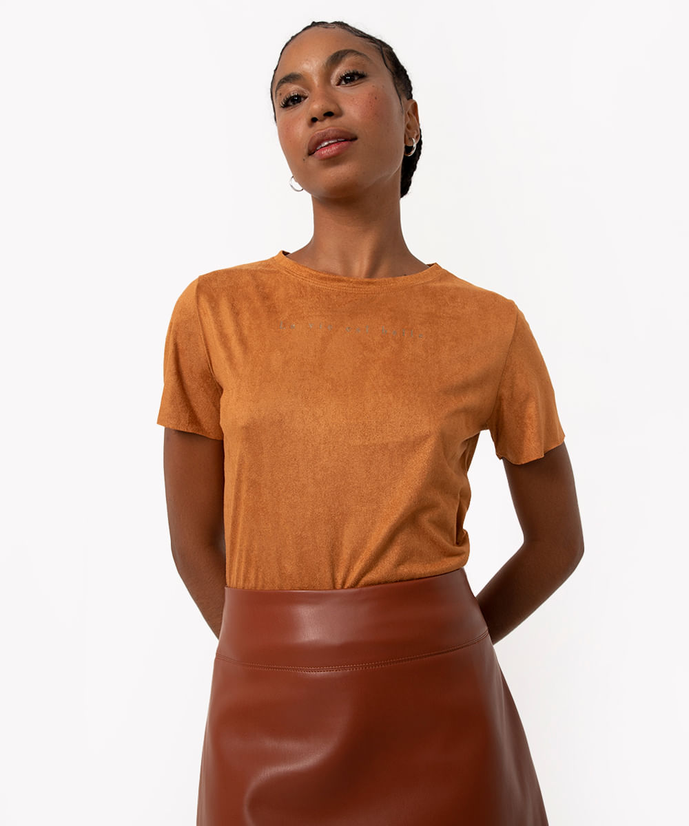 blusa de suede com escrita manga curta marrom