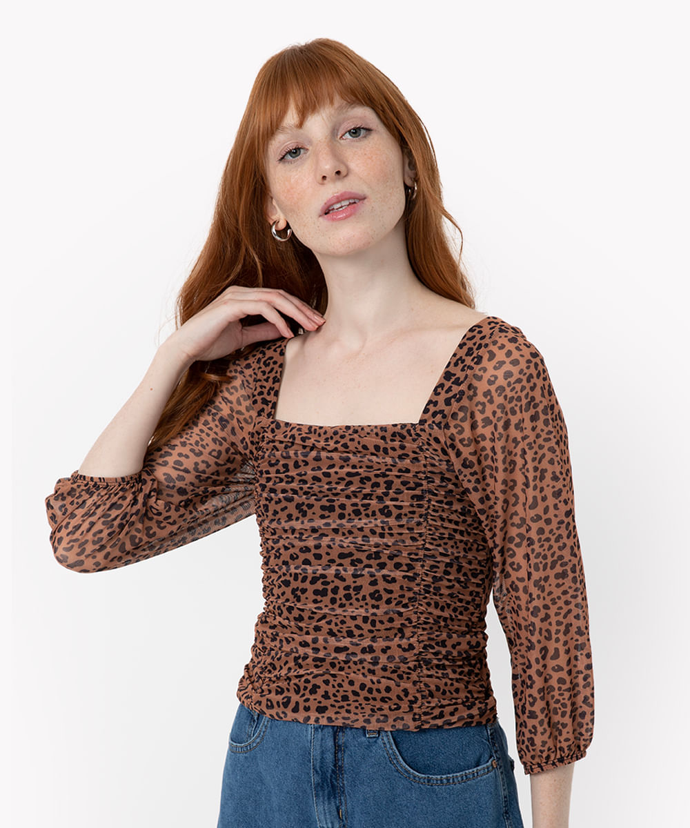 blusa de tule franzida manga bufante animal print marrom