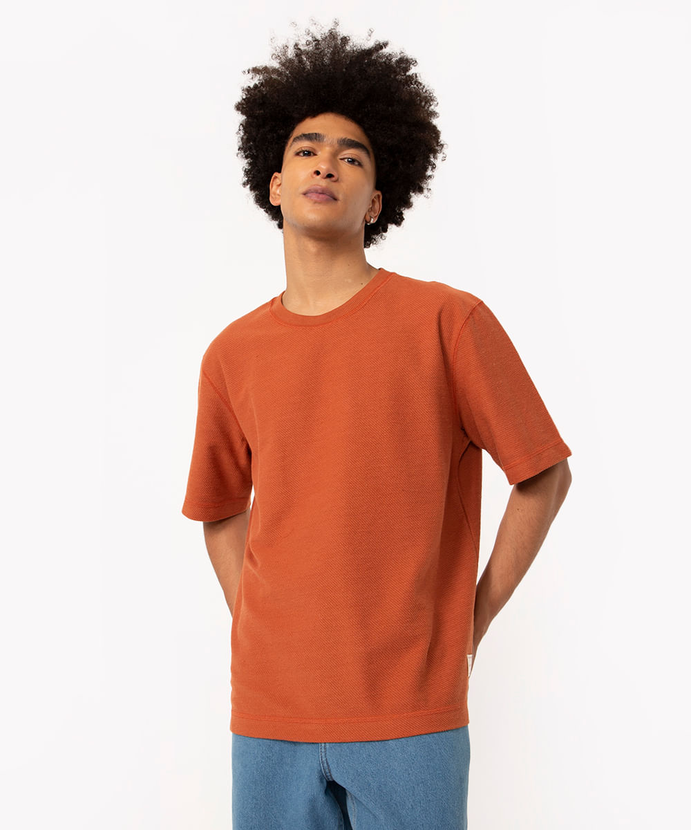 camiseta oversized texturizada manga curta marrom